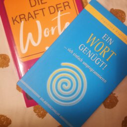 zwei Bücher: links Titel Kraft der Worte von Jacques Martel , rechts Titel: Ein Wort genügt von Franziska Krattinger